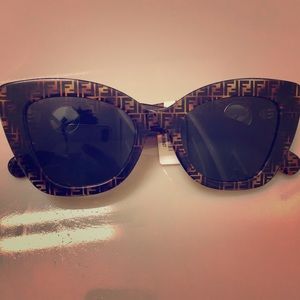 Beautiful Fendi Logo Sunnies